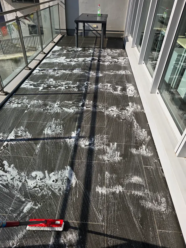 Balcone durante il lavaggio, pavimento coperto di schiuma